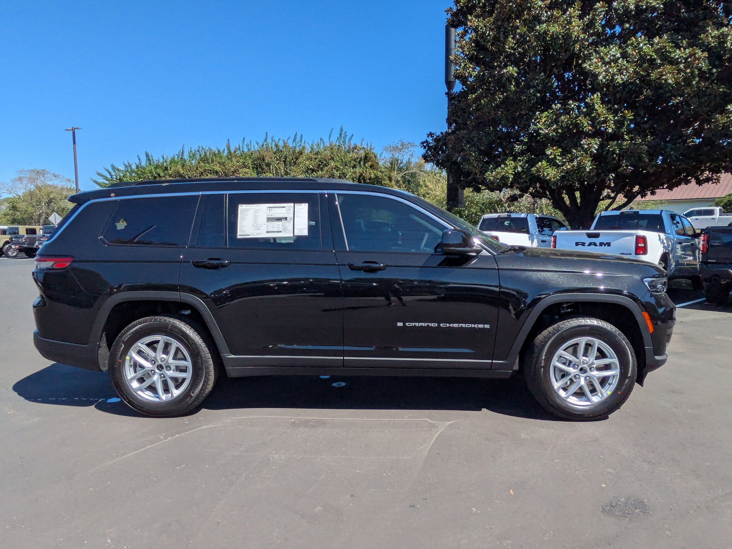 2025 Jeep Grand Cherokee Laredo Sport photo 3