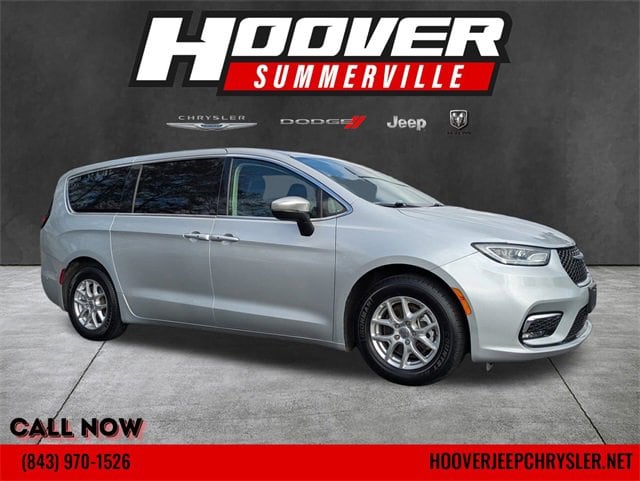 2023 Chrysler Pacifica Touring L's photo