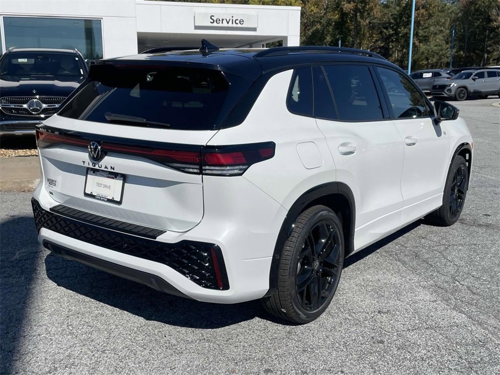 New 2026 Volkswagen Tiguan SE R-Line Black 2.0T SE R-Line Black FWD