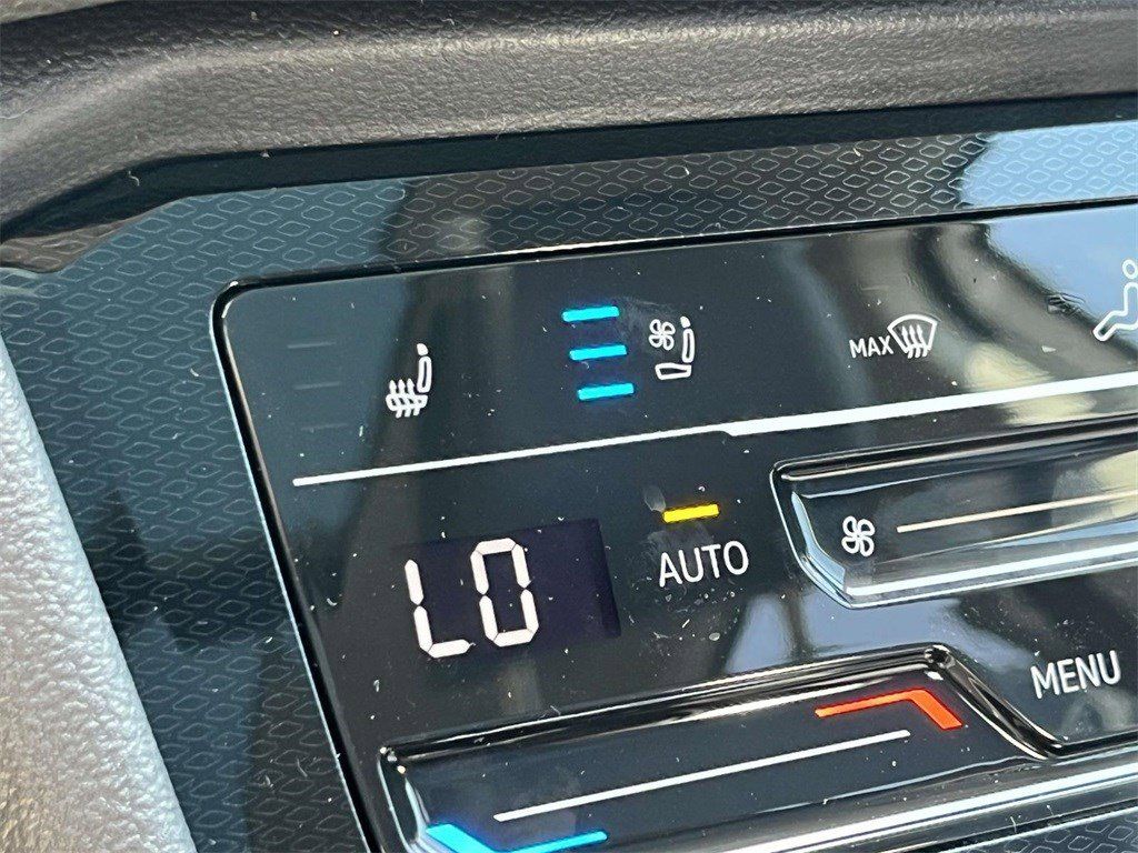 2025 Volkswagen Taos SEL - Photo 30