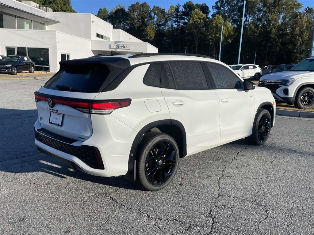 New 2025 Volkswagen Tiguan SE R-Line Black 2.0T SE R-Line Black 4MOTION