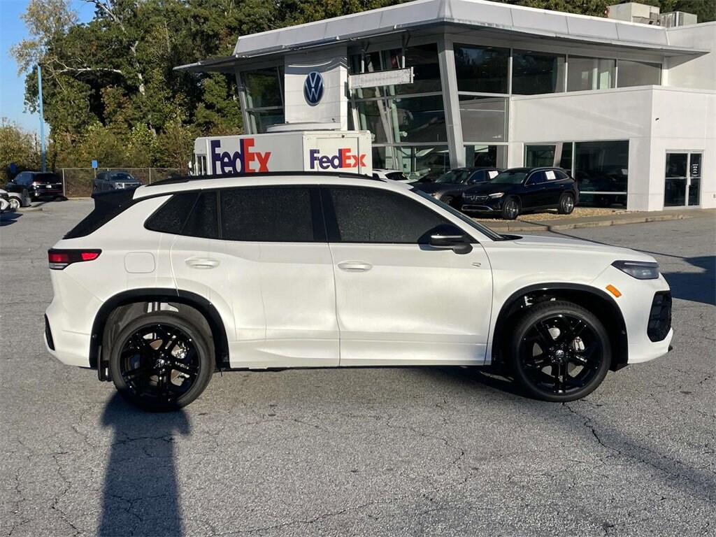 New 2025 Volkswagen Tiguan SE R-Line Black 2.0T SE R-Line Black 4MOTION