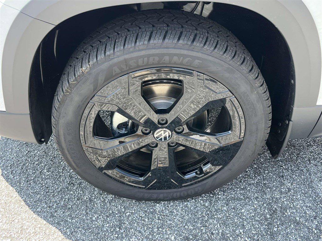 2025 Volkswagen Taos SEL - Photo 11
