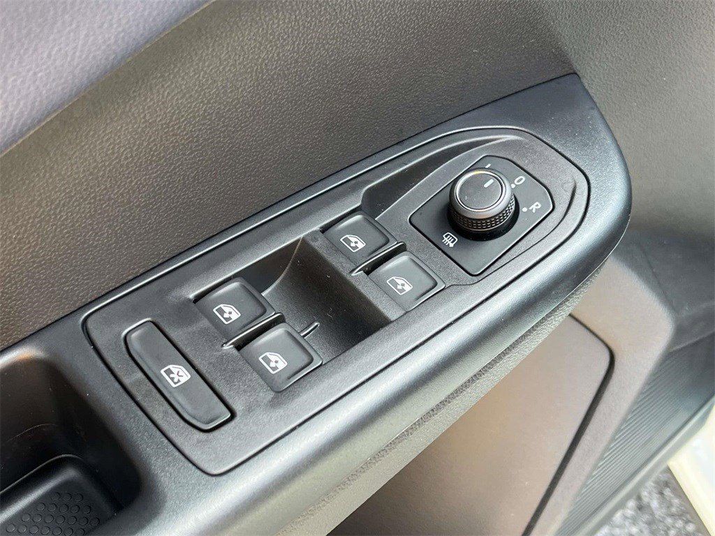 2025 Volkswagen Taos SEL - Photo 18