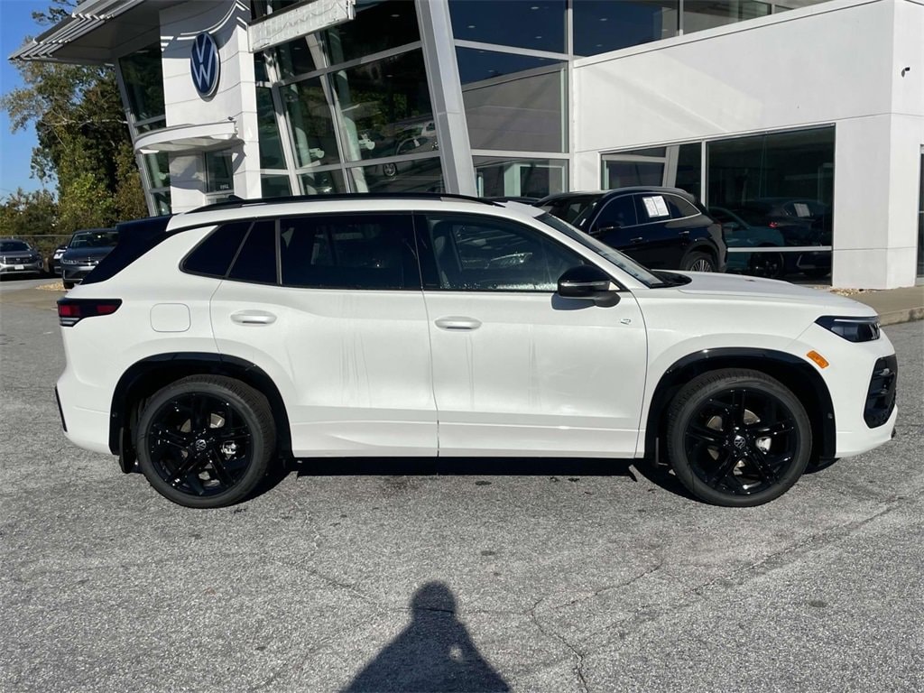 New 2026 Volkswagen Tiguan SE R-Line Black 2.0T SE R-Line Black FWD