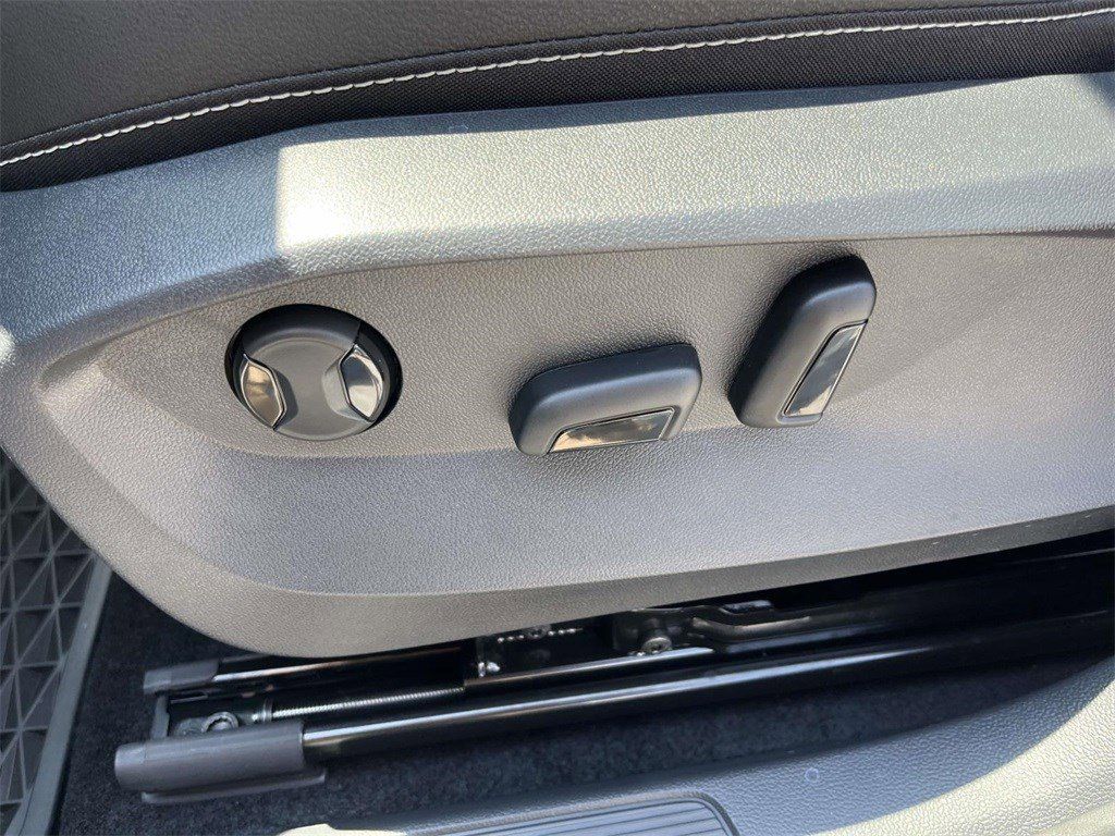 2025 Volkswagen Taos SEL - Photo 19
