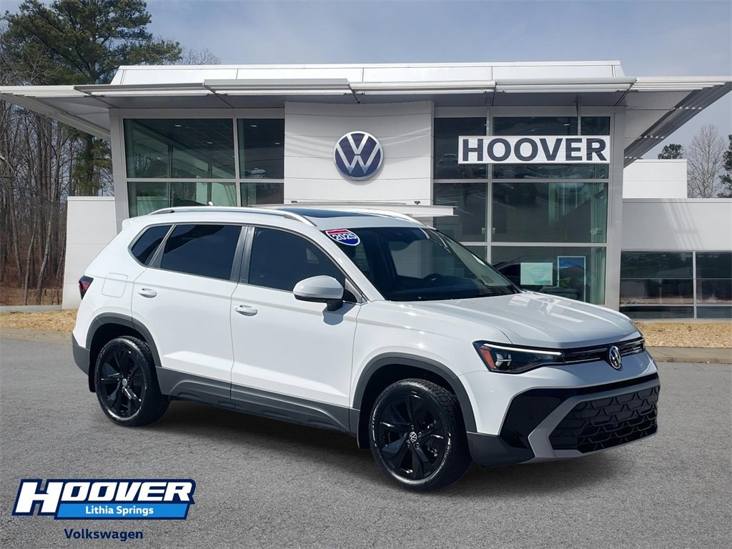 2025 Volkswagen Taos SE Black's photo