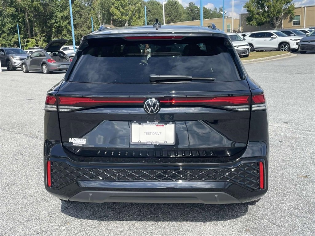 New 2025 Volkswagen Tiguan SE R-Line Black 2.0T SE R-Line Black FWD