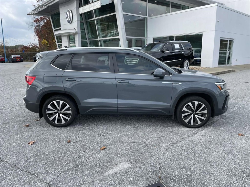 2022 Volkswagen Taos SE photo 2