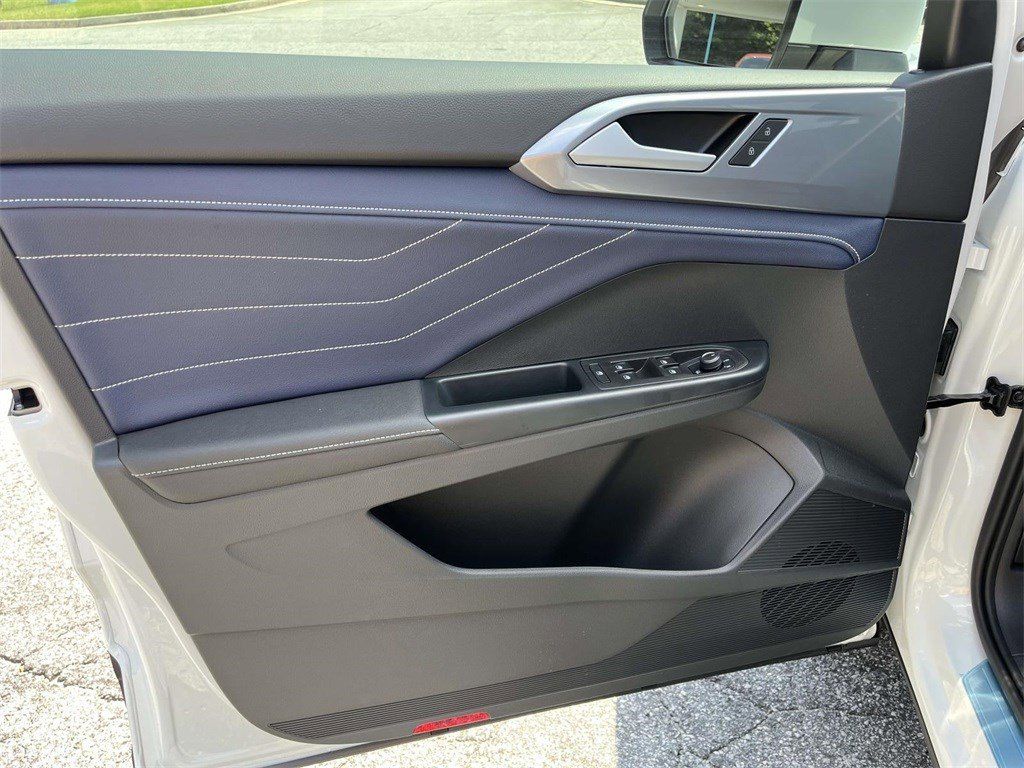 2025 Volkswagen Taos SEL - Photo 17