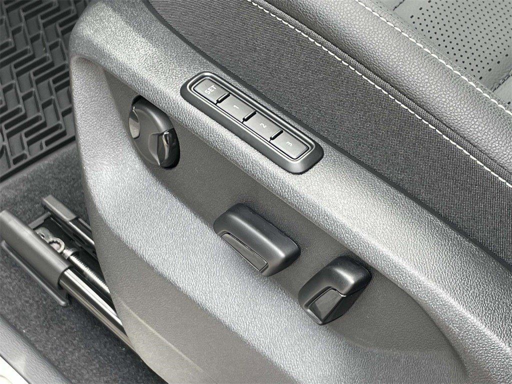 2025 Volkswagen Atlas SEL - Photo 17