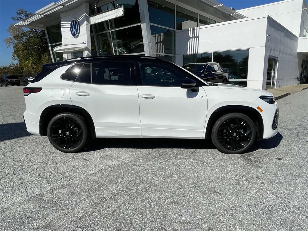 New 2026 Volkswagen Tiguan SE R-Line Black 2.0T SE R-Line Black FWD