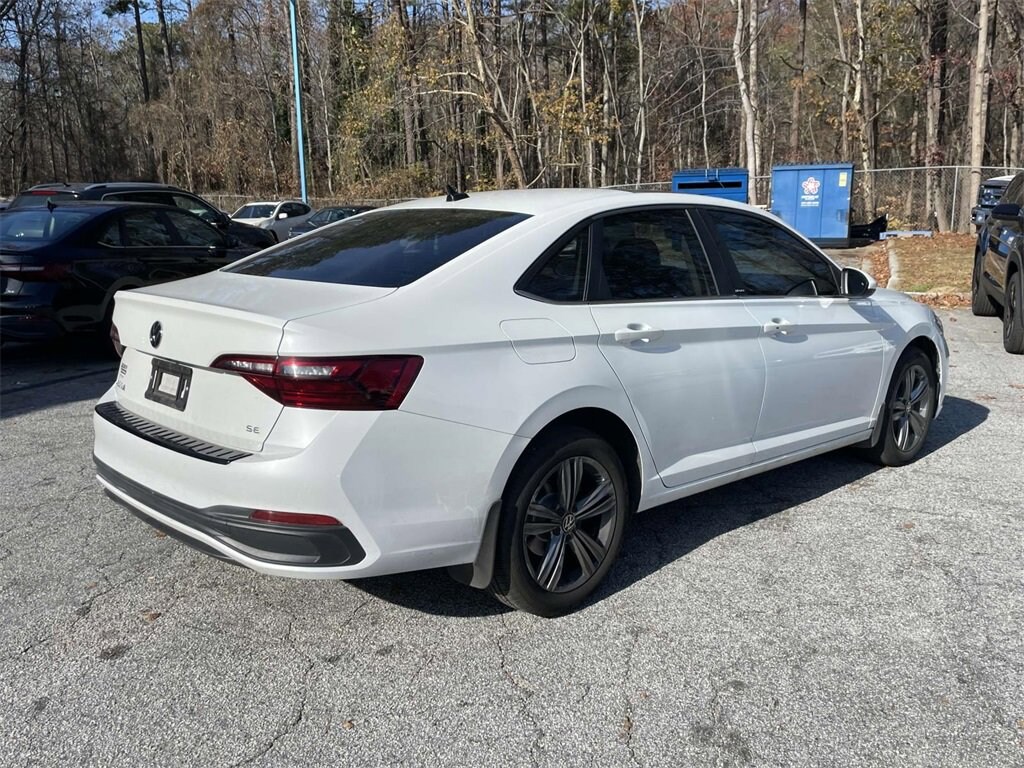 Used 2024 Volkswagen Jetta SE SE Auto