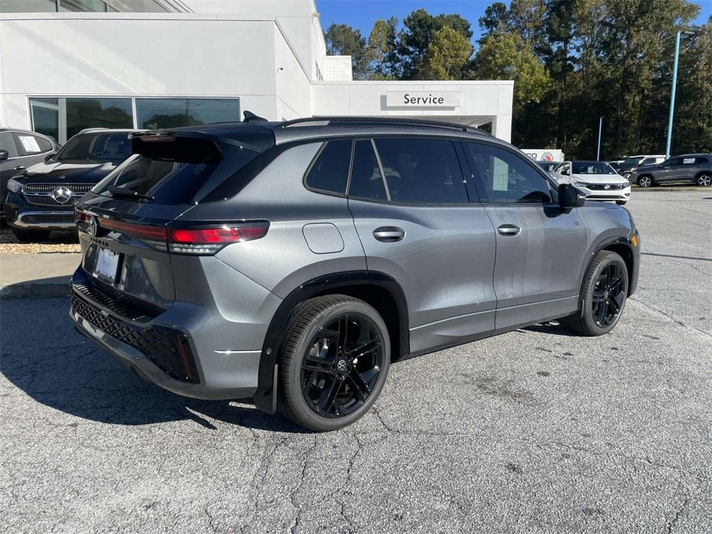 New 2026 Volkswagen Tiguan SE R-Line Black 2.0T SE R-Line Black FWD