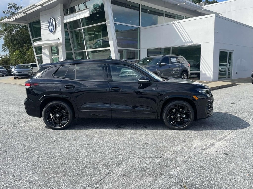 New 2025 Volkswagen Tiguan SE R-Line Black 2.0T SE R-Line Black FWD