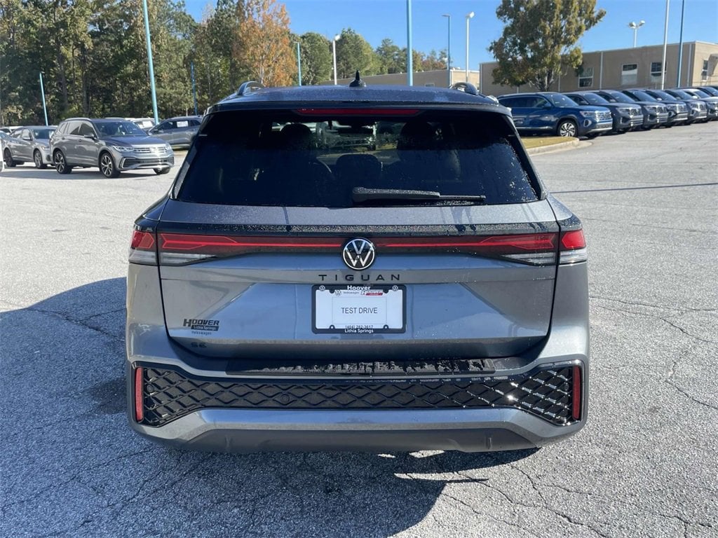 New 2026 Volkswagen Tiguan SE R-Line Black 2.0T SE R-Line Black FWD