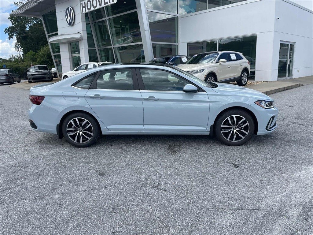 New 2025 Volkswagen Jetta SE SE Auto