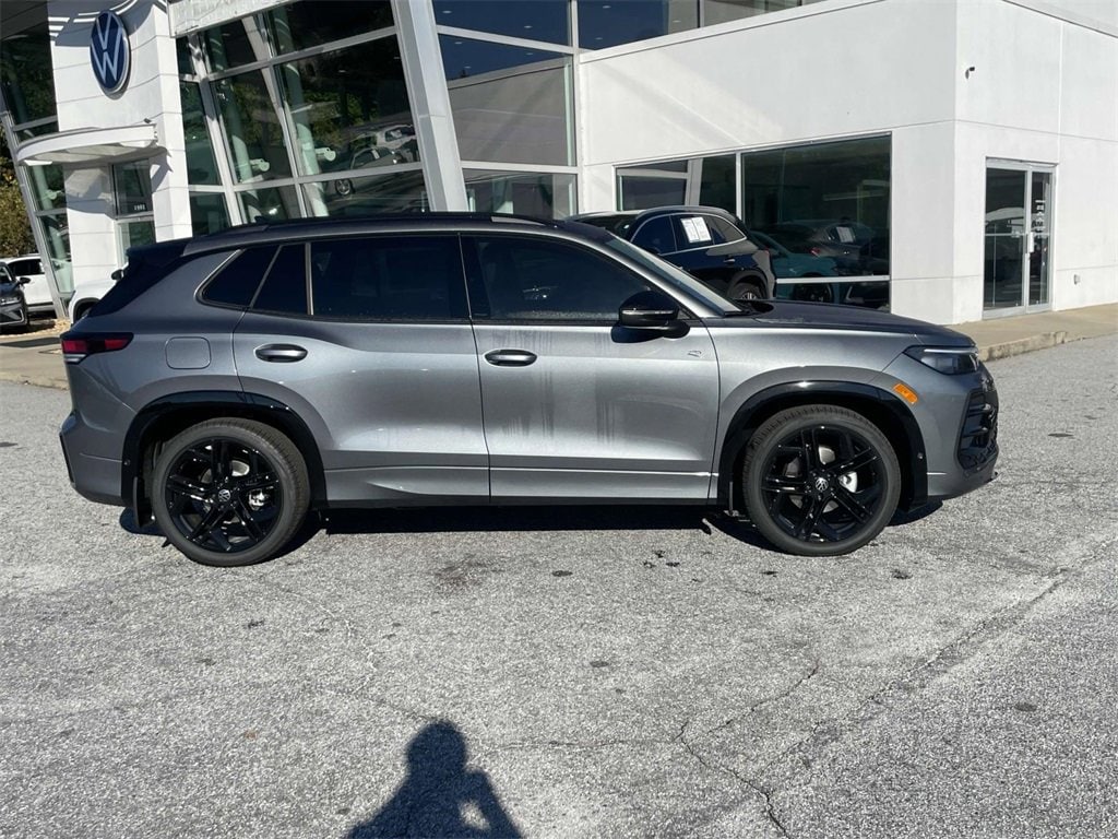 New 2026 Volkswagen Tiguan SE R-Line Black 2.0T SE R-Line Black FWD