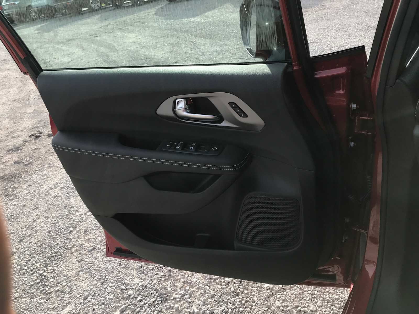 2026 Chrysler Pacifica Select - Photo 23