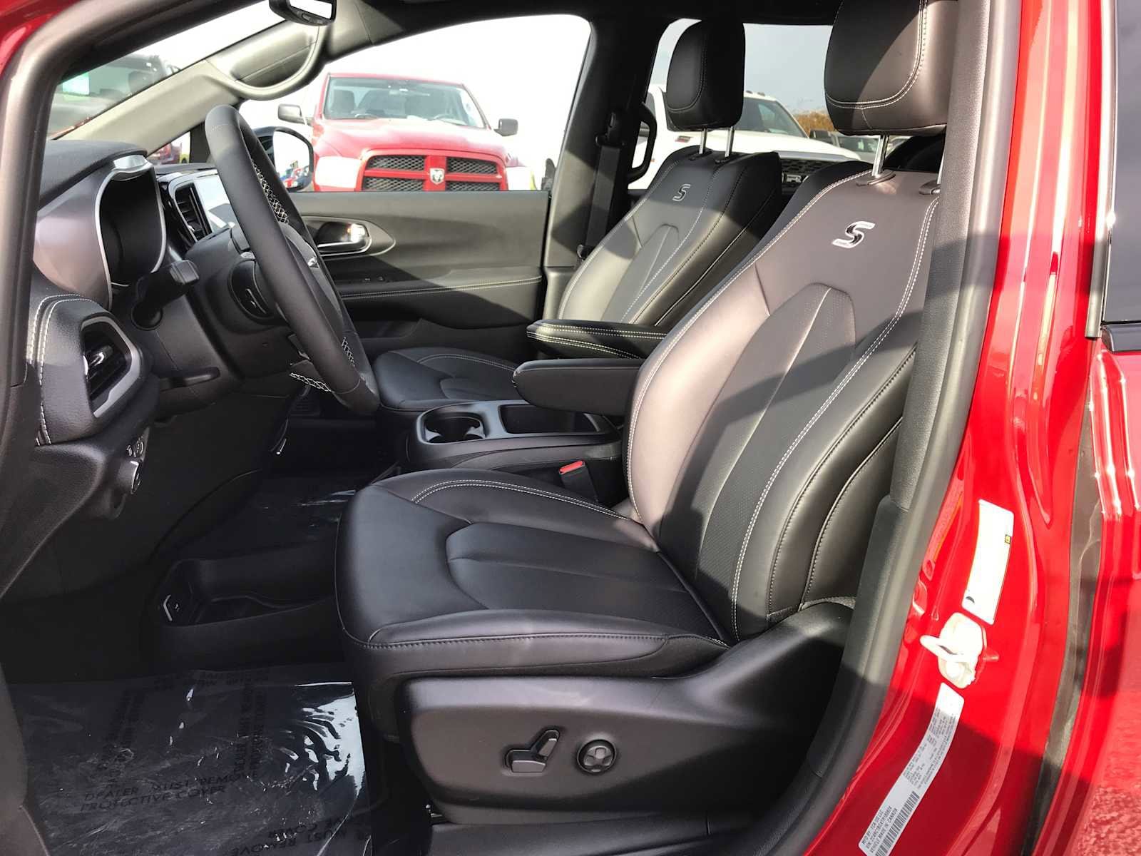 2026 Chrysler Pacifica Select - Photo 13