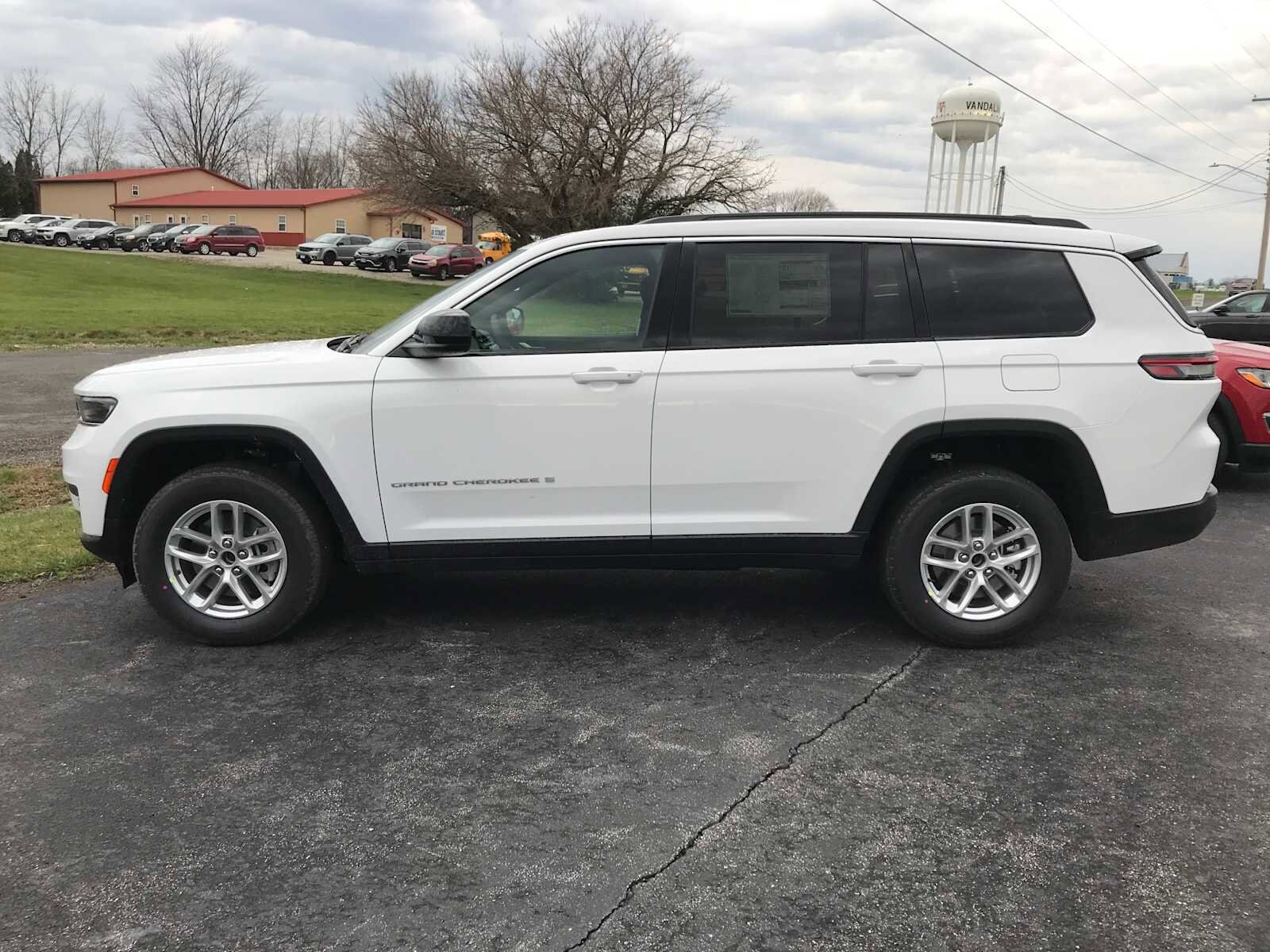 2025 Jeep Grand Cherokee Laredo photo 2