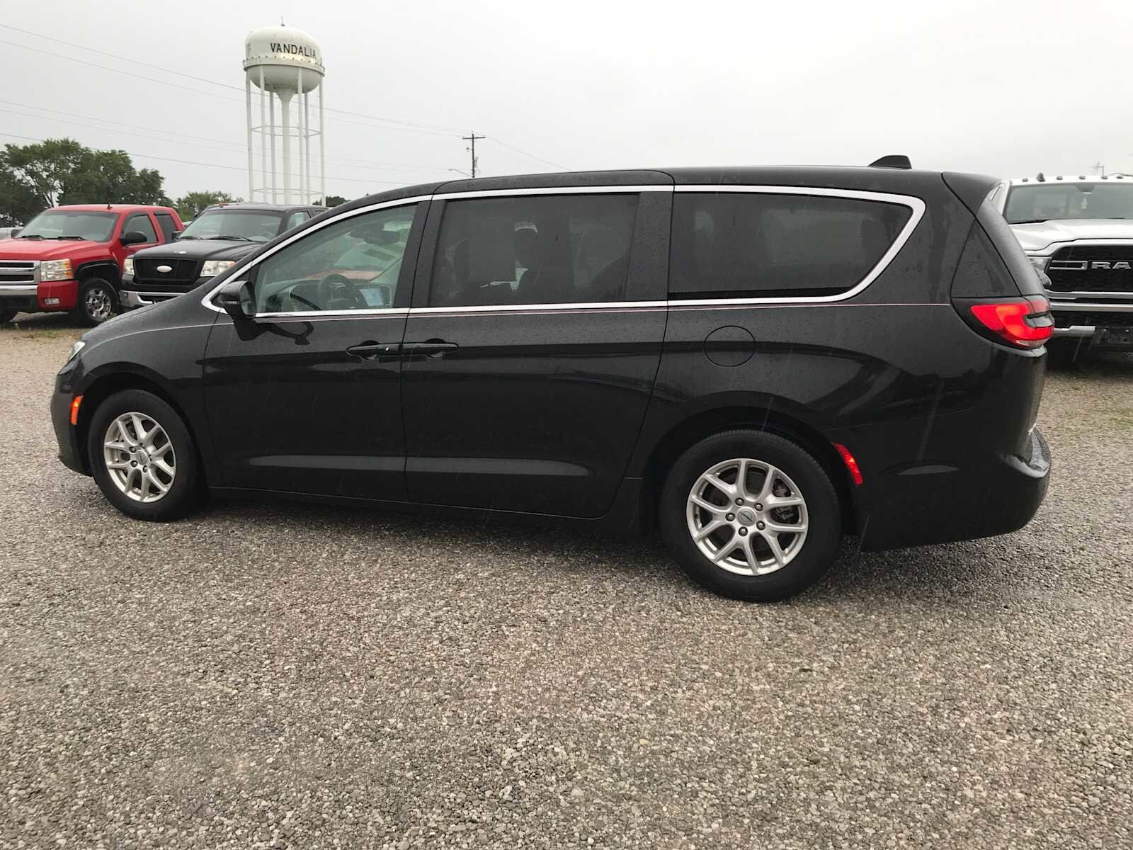 2023 Chrysler Pacifica Touring L photo 4