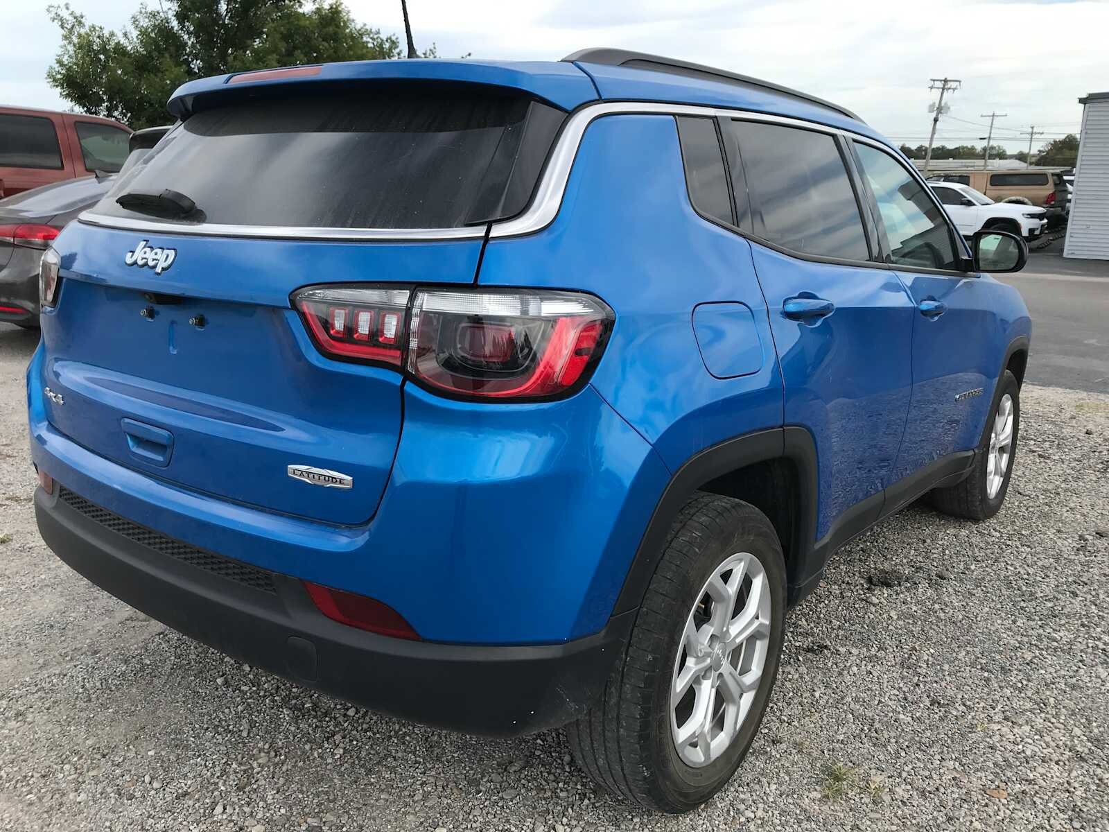 2024 Jeep Compass Latitude photo 2