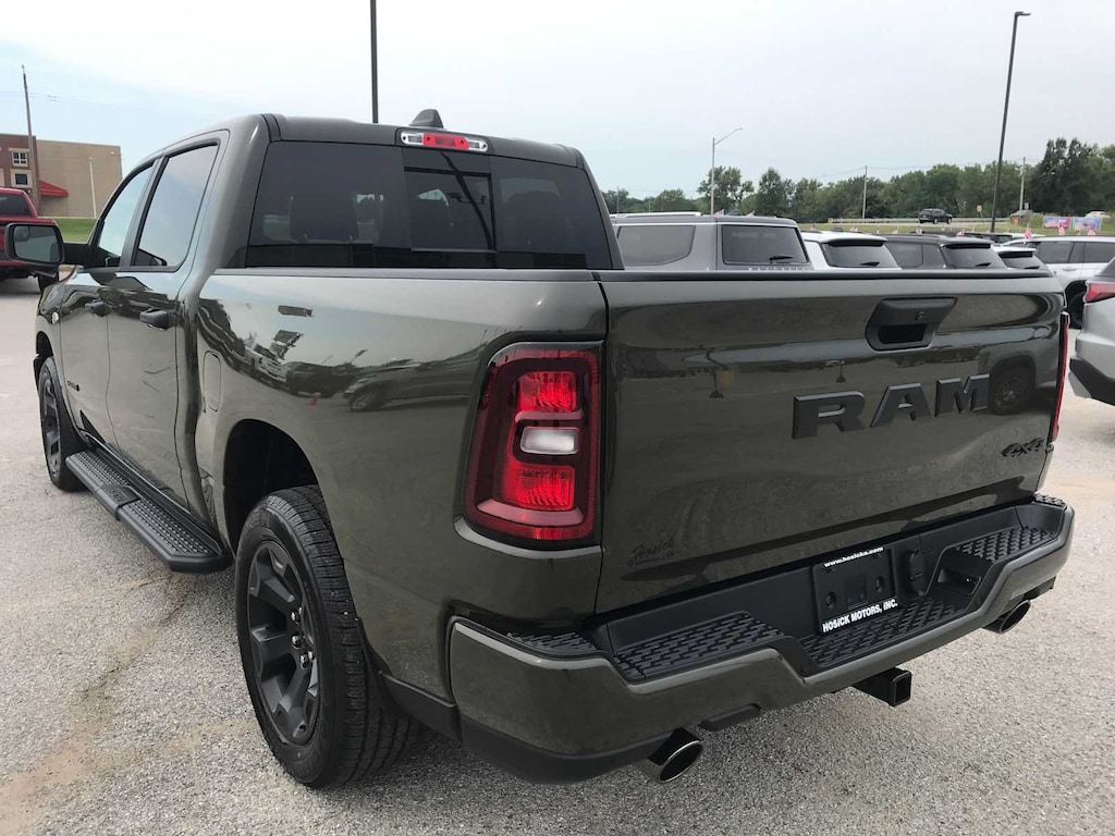 New 2026 Ram 1500 EXPRESS CREW CAB 4X4 5'7 BOX Pickup