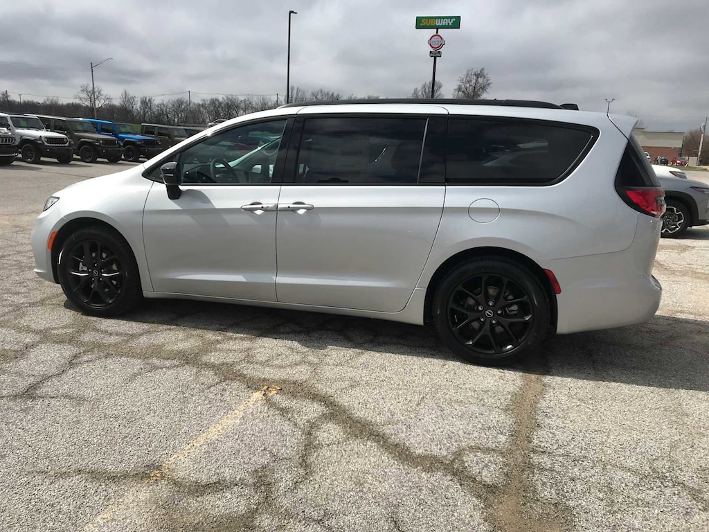 New 2026 Chrysler Pacifica SELECT Passenger Van