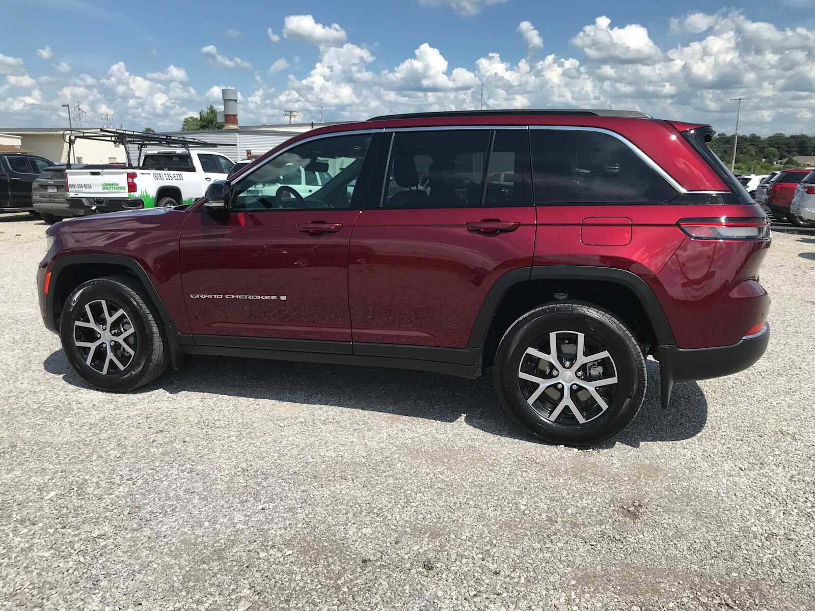 2025 Jeep Grand Cherokee Limited photo 2