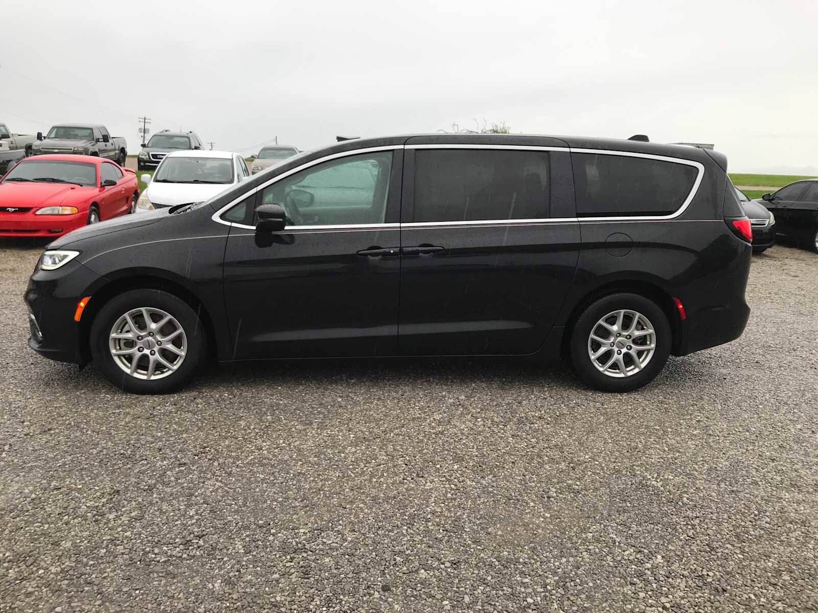 2023 Chrysler Pacifica Touring L photo 3