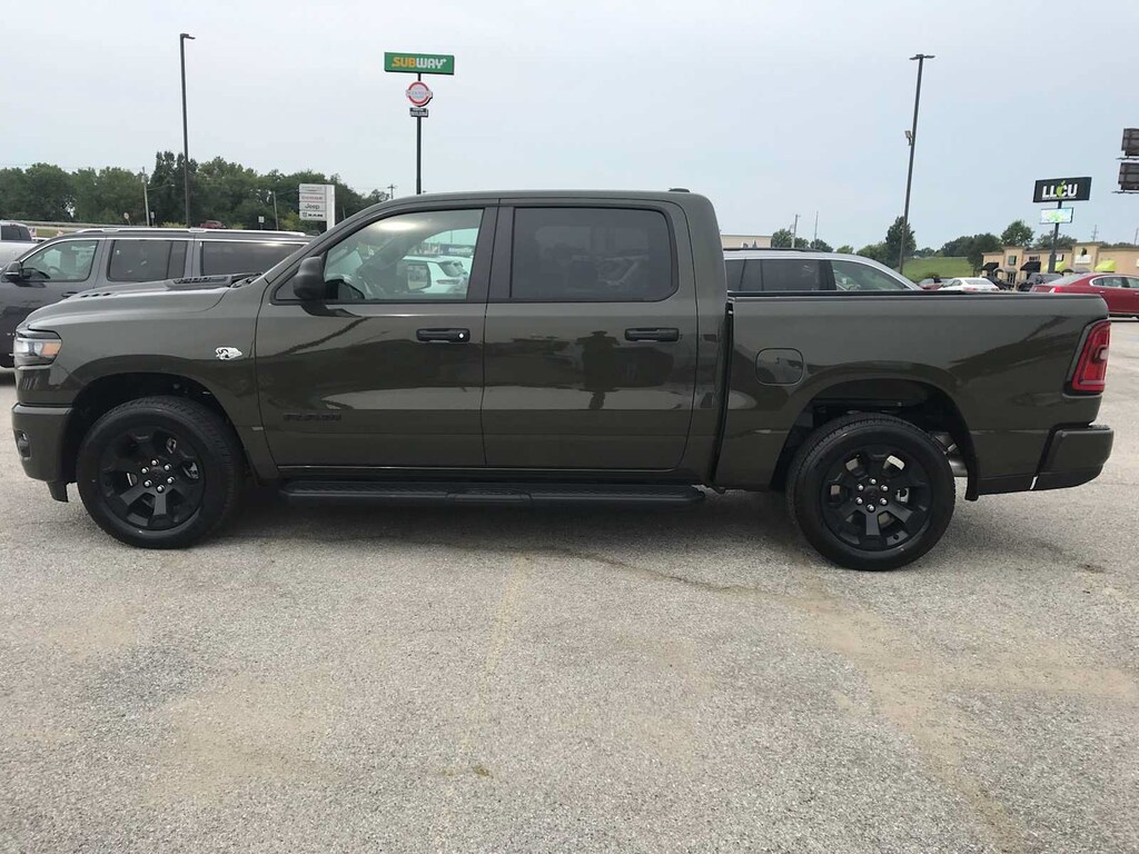 New 2026 Ram 1500 EXPRESS CREW CAB 4X4 5'7 BOX Pickup