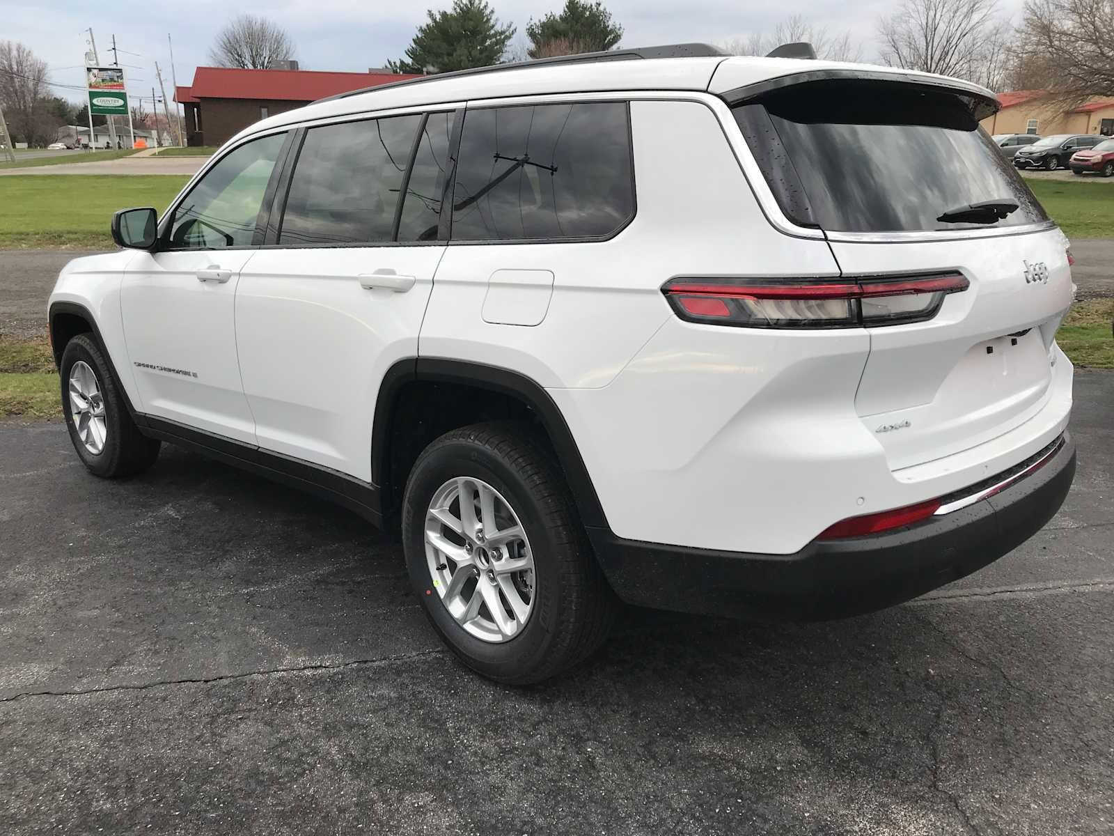 2025 Jeep Grand Cherokee Laredo photo 3