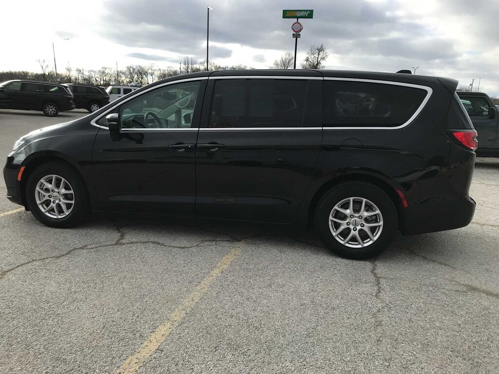 Used 2024 Chrysler Pacifica Touring L