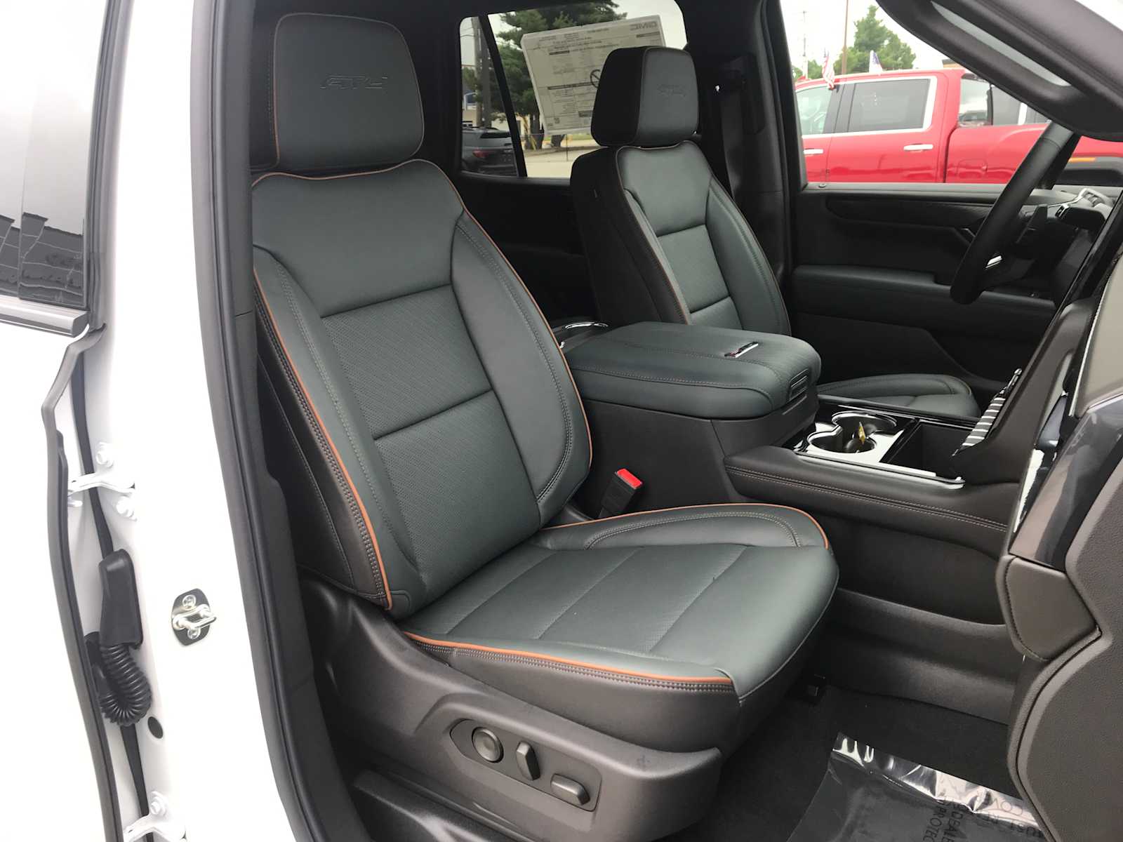 2026 GMC Yukon AT4 - Photo 33