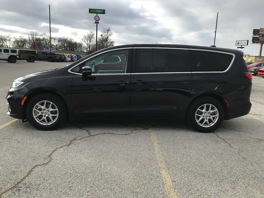 Used 2024 Chrysler Pacifica Touring L