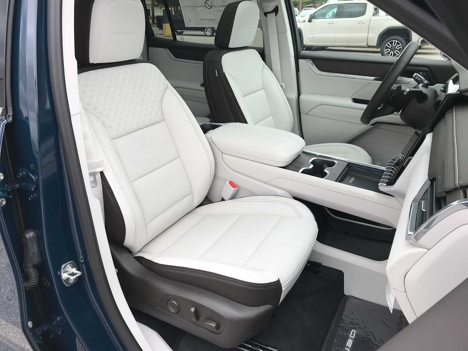 2027 GMC Acadia Denali - Photo 33