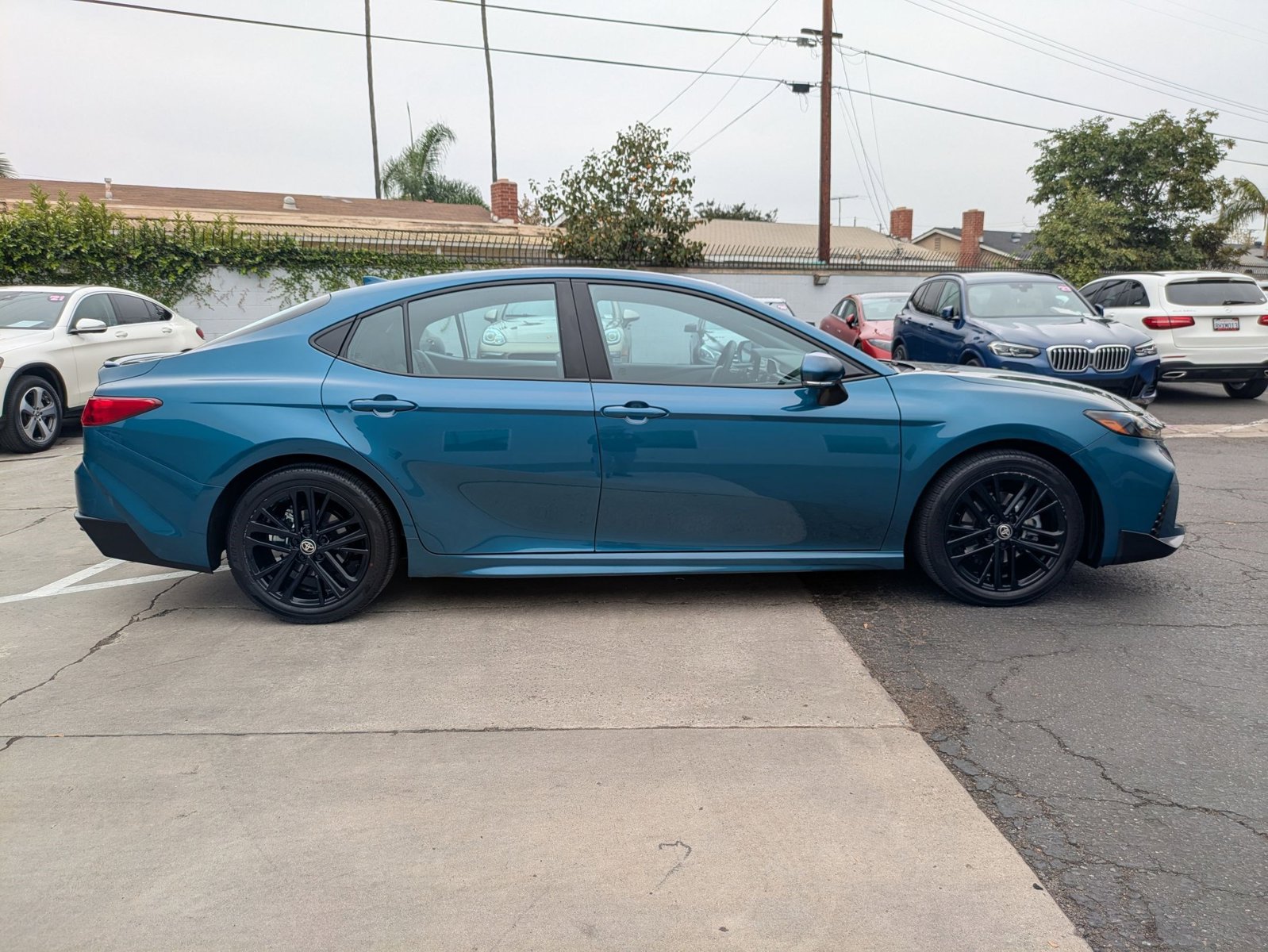 2025 Toyota Camry SE photo 4