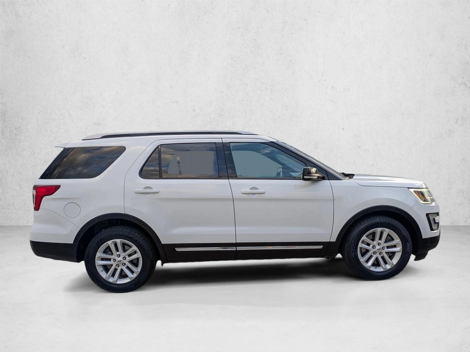 2016 Ford Explorer XLT photo 4