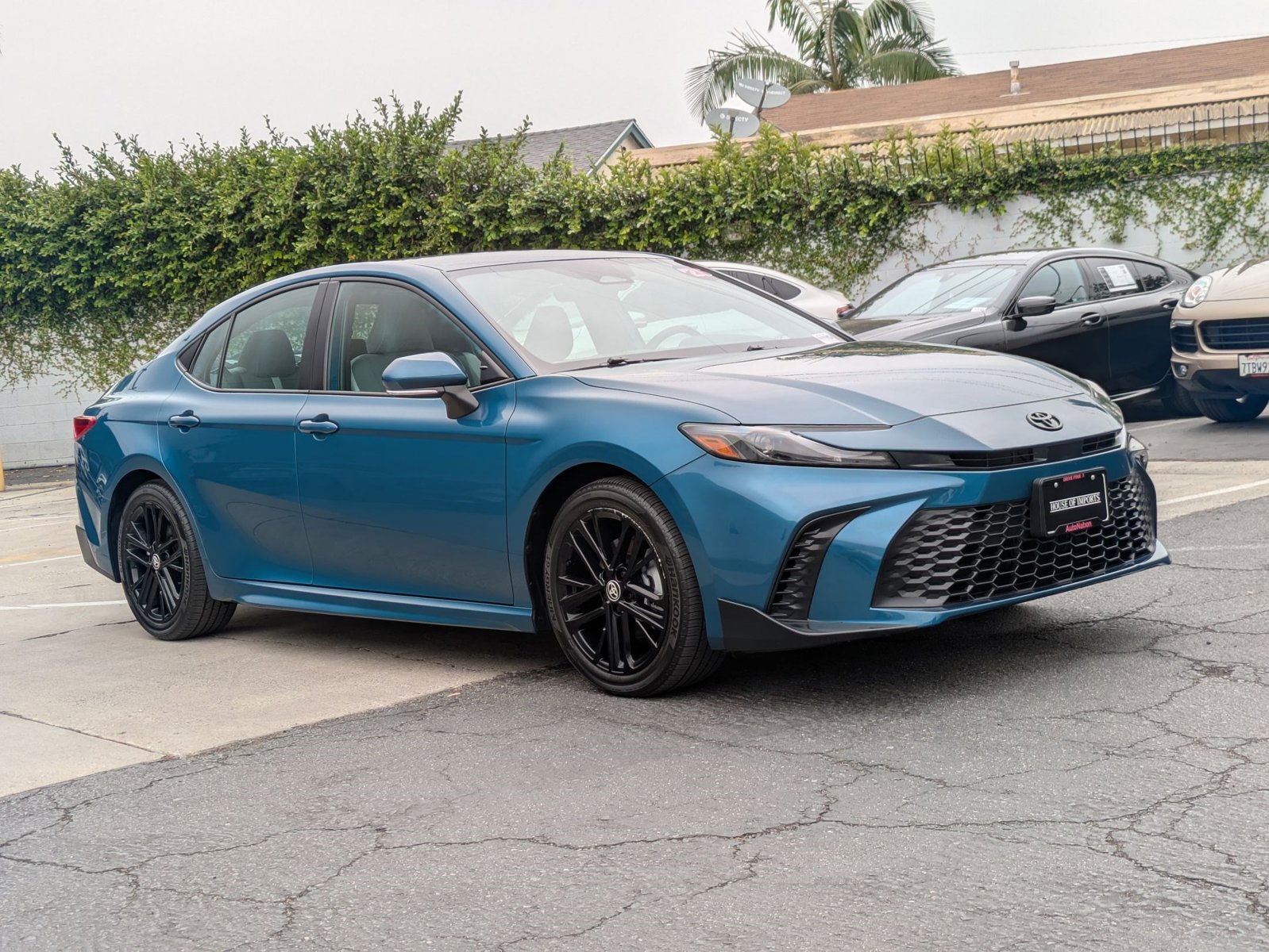 2025 Toyota Camry SE photo 3
