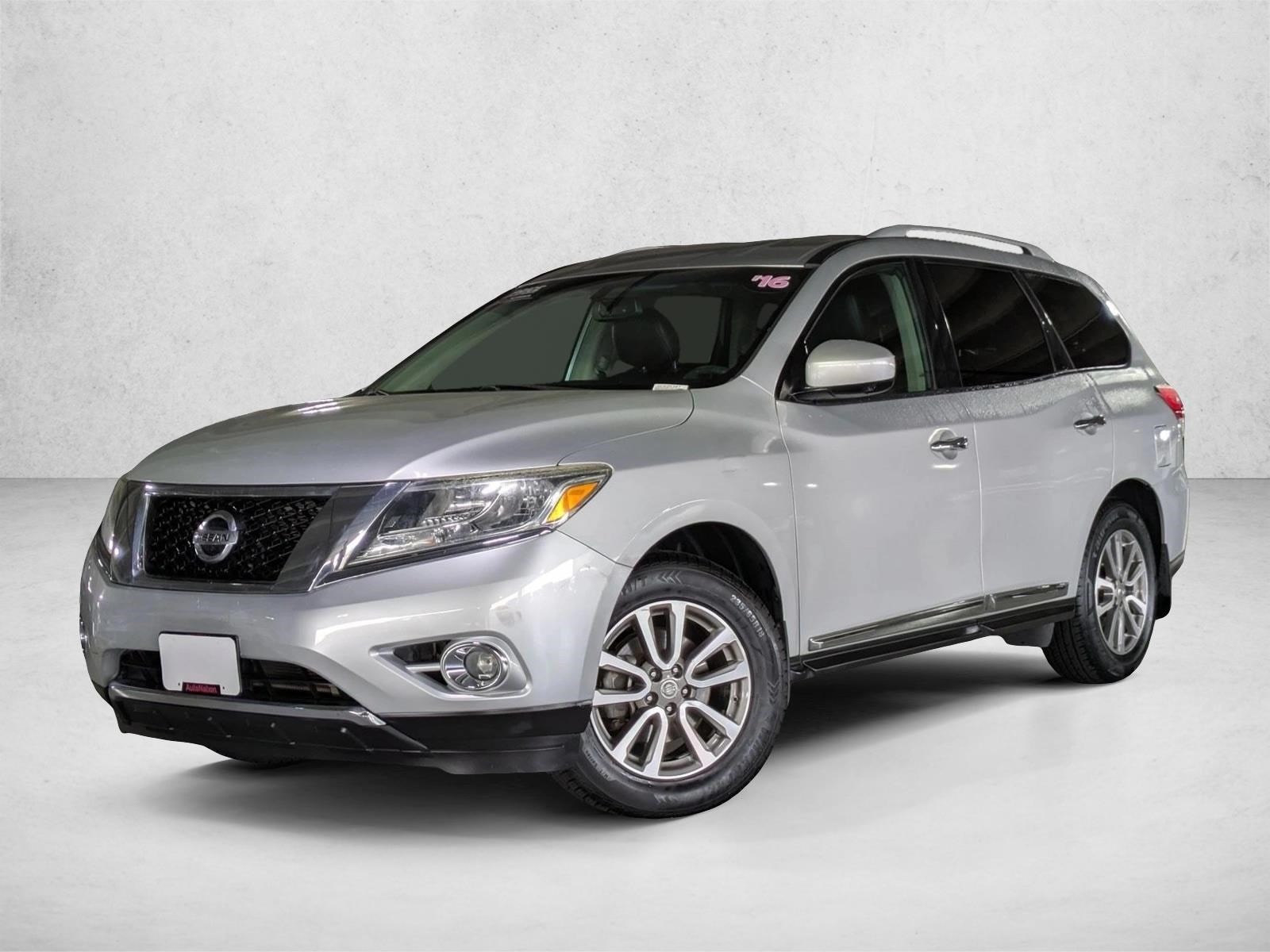 2016 Nissan Pathfinder SL's photo