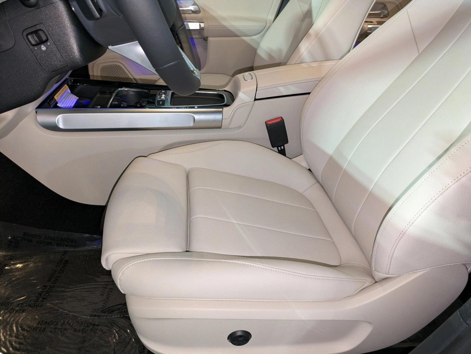 2025 Mercedes Benz GLB 250 4MATIC photo 4