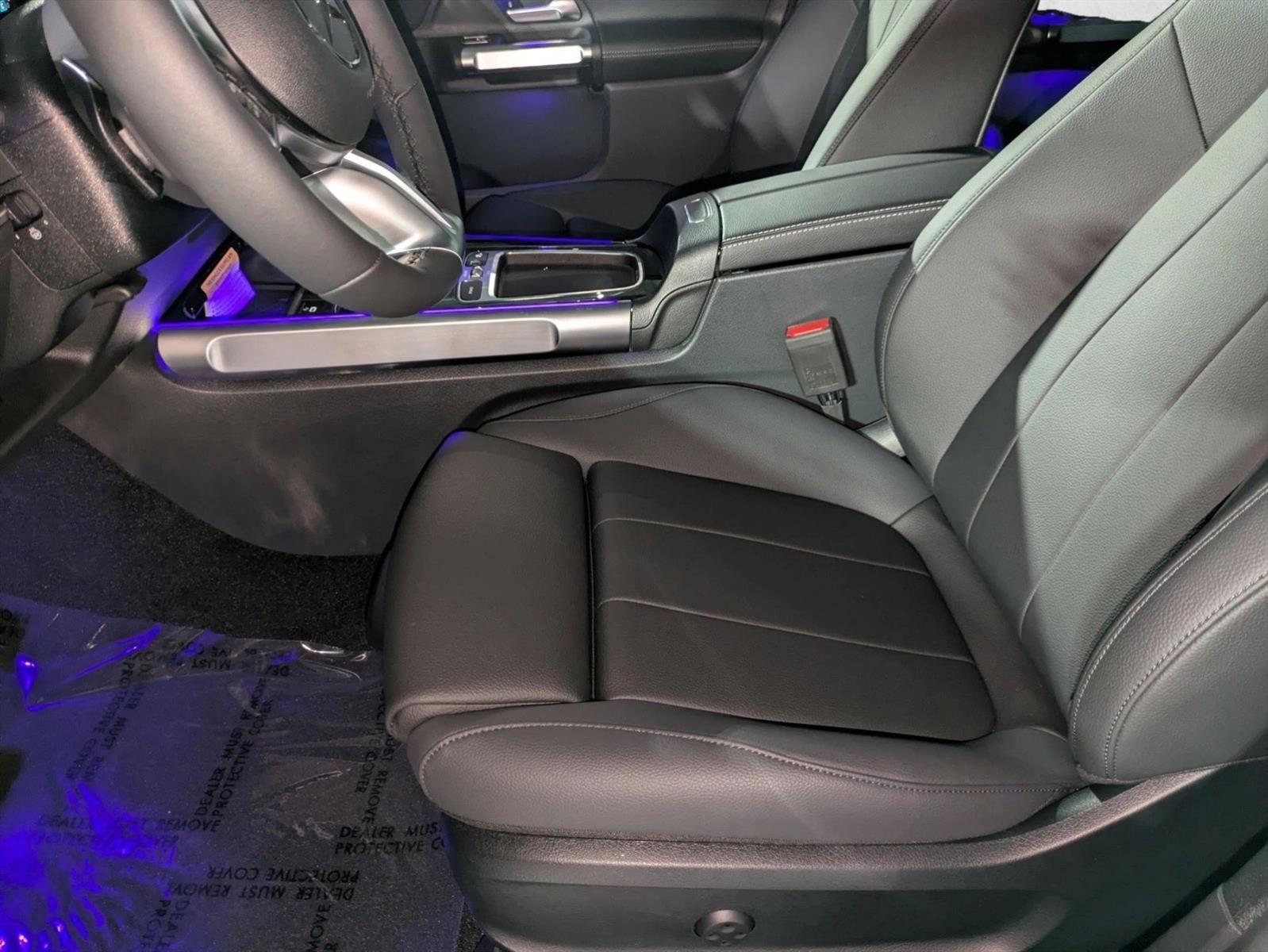 2025 Mercedes Benz GLB 250 4MATIC photo 4