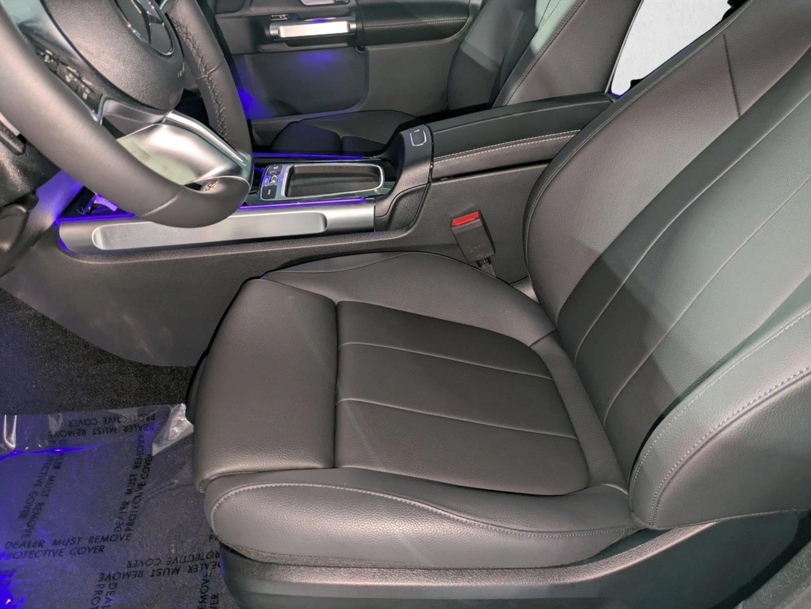 2025 Mercedes Benz GLB 250 4MATIC photo 4