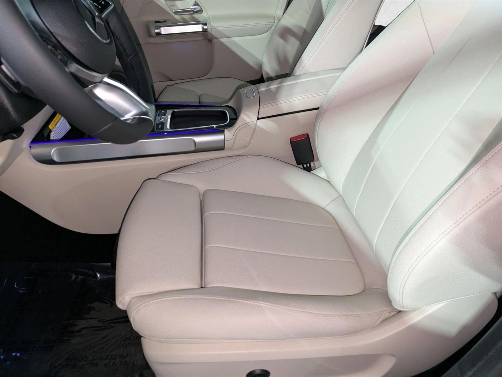 2025 Mercedes Benz GLB 250 4MATIC photo 4