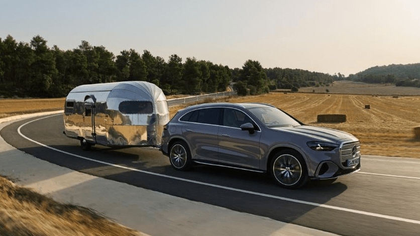 Mercedes-Benz GLC 400 4MATIC® Electric SUV hauling a trailer