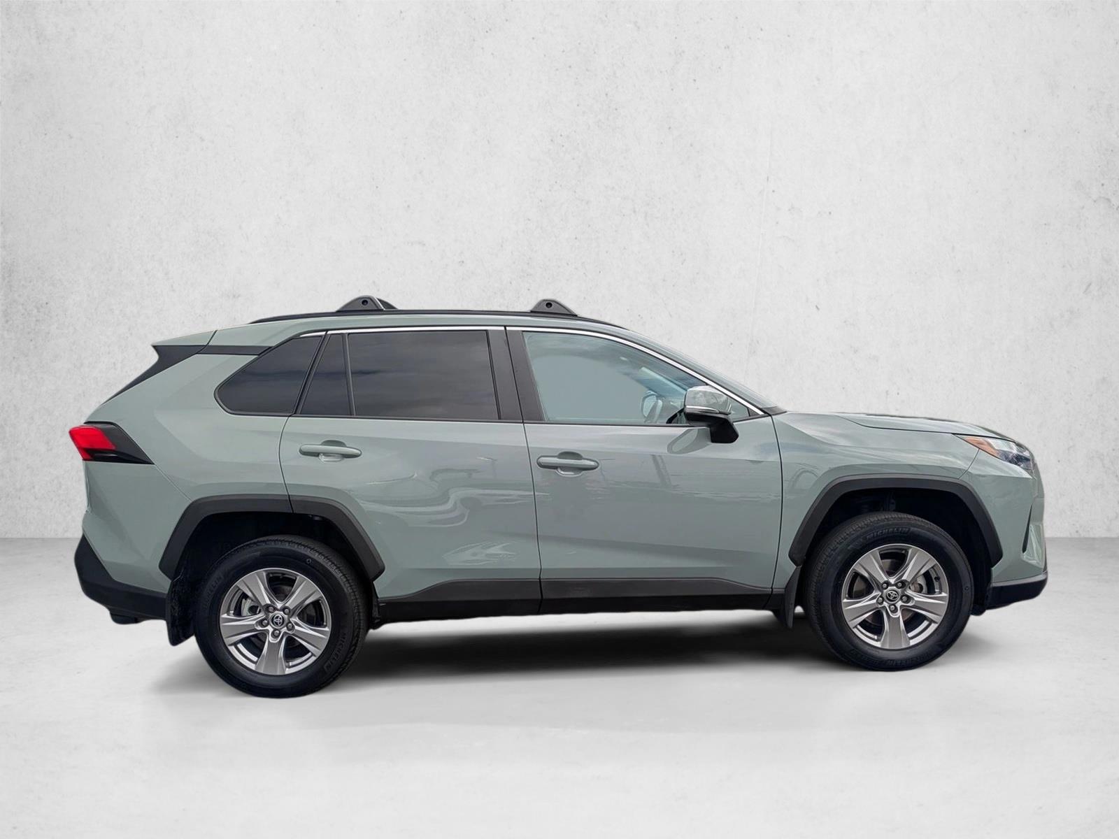2022 Toyota RAV4 XLE photo 4