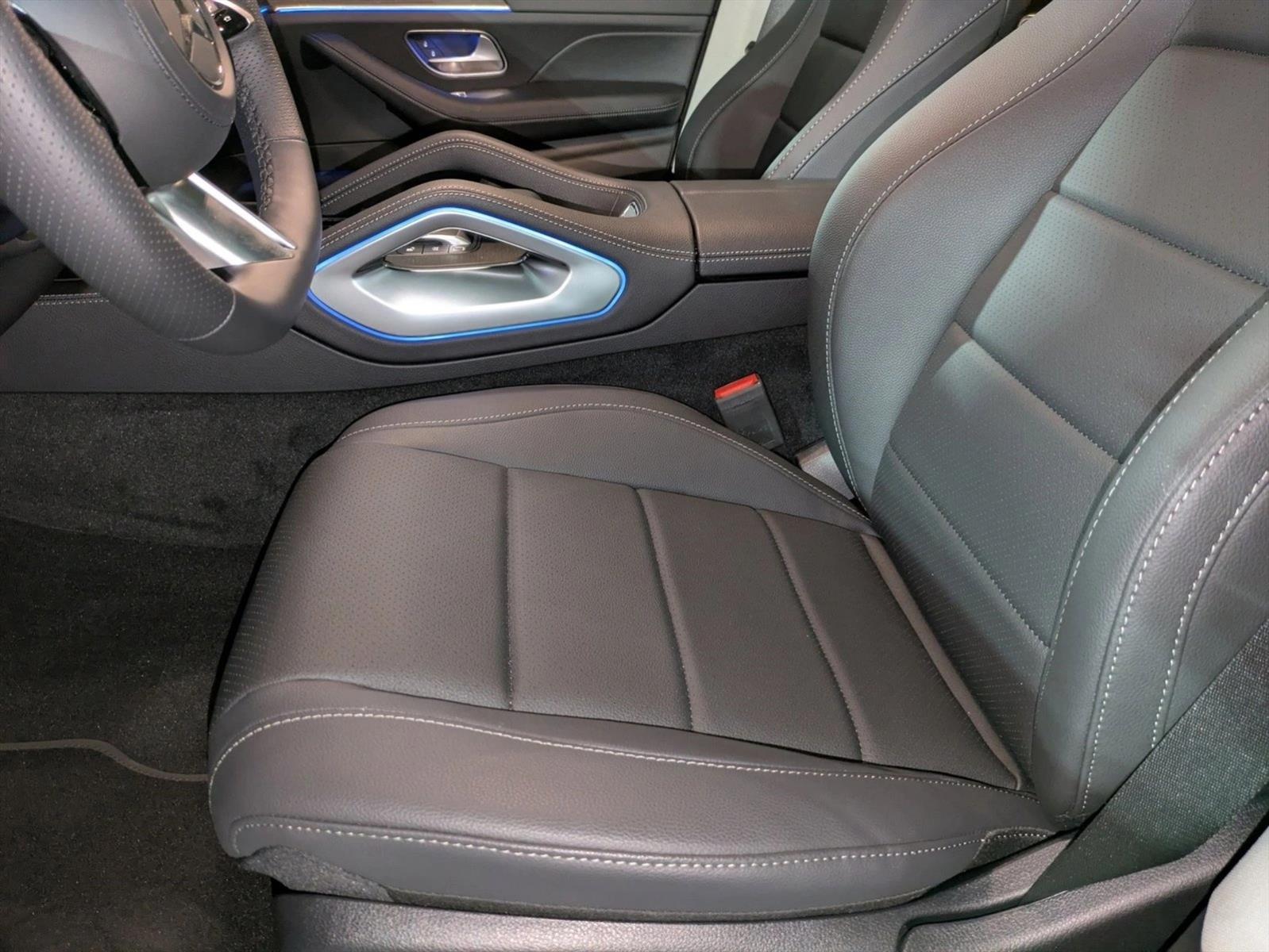 2026 Mercedes Benz GLS 450 4MATIC photo 4