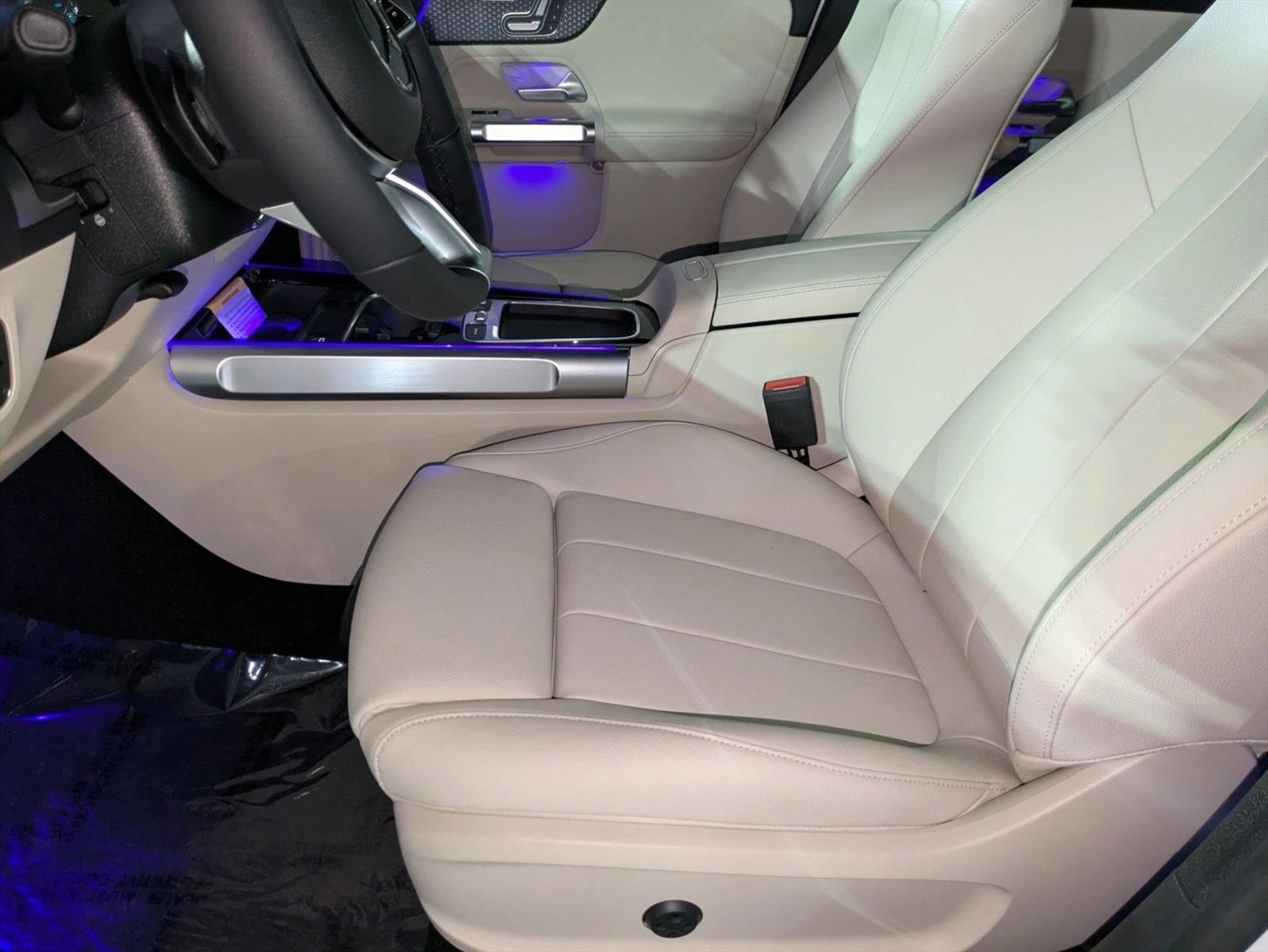 2025 Mercedes Benz GLB 250 4MATIC photo 4