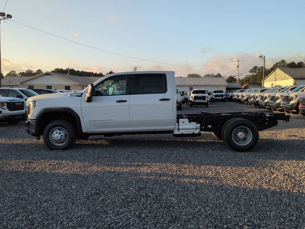 2026 GMC Sierra 3500 Chassis Cab Pro - Photo 6